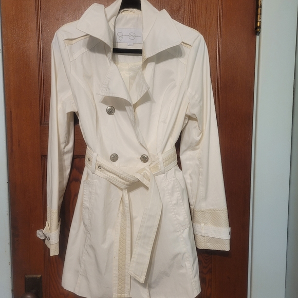 Beautiful ivory and white spring coat - Picture 10 of 10